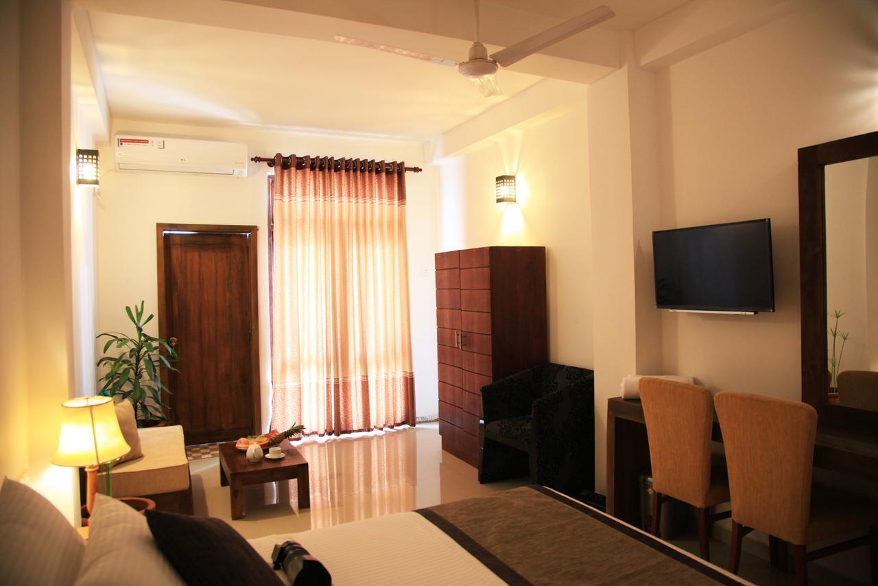 Rohini Residence Airport Transit Hotel كاتوناياكى المظهر الخارجي الصورة