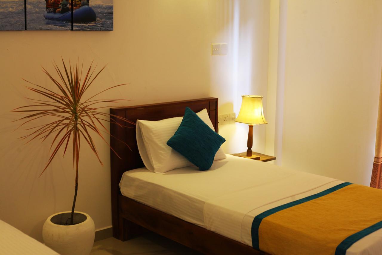 Rohini Residence Airport Transit Hotel كاتوناياكى المظهر الخارجي الصورة