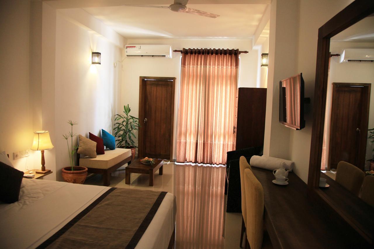 Rohini Residence Airport Transit Hotel كاتوناياكى المظهر الخارجي الصورة