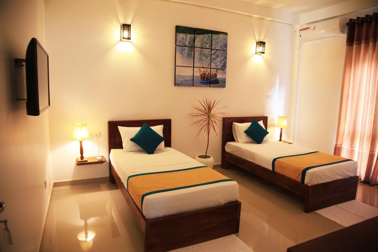 Rohini Residence Airport Transit Hotel كاتوناياكى المظهر الخارجي الصورة