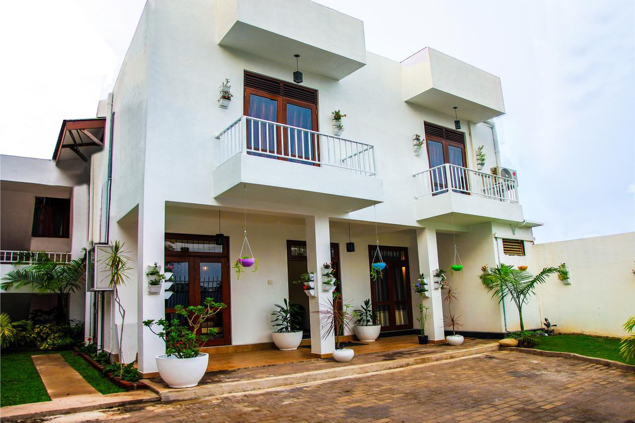 Rohini Residence Airport Transit Hotel كاتوناياكى المظهر الخارجي الصورة