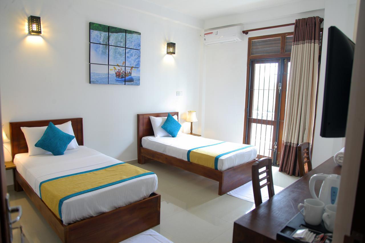 Rohini Residence Airport Transit Hotel كاتوناياكى المظهر الخارجي الصورة