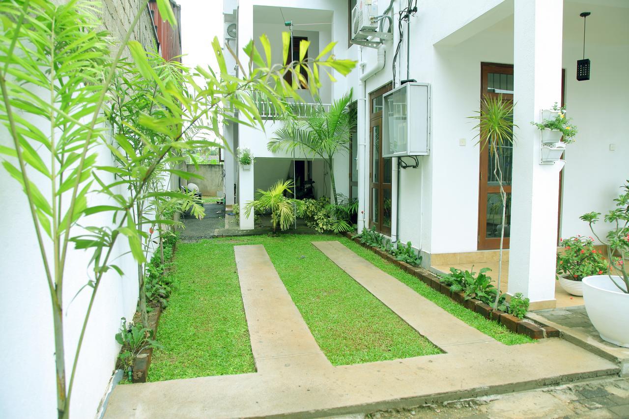 Rohini Residence Airport Transit Hotel كاتوناياكى المظهر الخارجي الصورة